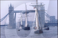 Historische Segelschiffe beim Auslaufen aus Londoner Hafen
