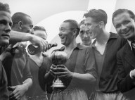 Meisterschaft 1939/40: FC Servette bei der Becherübergabe