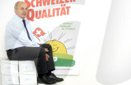 Ueli Maurer vor SVP-Parteiplakat; 2004