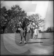 Doña Maria (l), Gräfin von Barcelona, beim Golfspielen um 1947