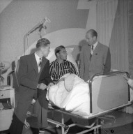 Ferdi Kübler nach Mandeloperation im Spital 1955