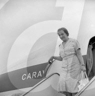 Israels Aussenministerin Golda Meir steigt aus Flugzeug, Kloten 1964