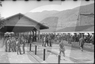 Italienische Internierte vor Abreise am Bahnhof Chiasso; 1945