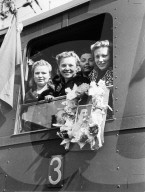 Russische Frauen halten Porträt von Josef Stalin; 1945