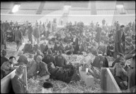 Russische und serbische Flüchtlinge im Hallenstadion, 1945