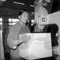 Tibeterin arbeitet in Pfannenfabrik, Rikon 1967