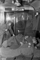 Soldaten schlafend im Zug unterwegs; 1944