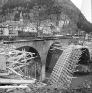 Bau einer Eisenbahnbrücke in Göschenen, Lehrgerüst; 1957