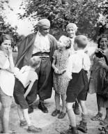 Internierter mit Kindern in der Schweiz, circa 1941