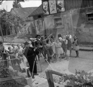 WK 2: Bombardierung in der Schweiz; Polizeifotograf dokumentiert den Schaden, Dozwil