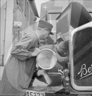 Zöllner; Kontrolle des Motors vor der Ausreise; 1944