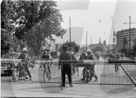 Tour de Suisse 1970: Feld vor geschlossenem Bahnübergang