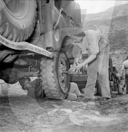 Soldatinnen wechseln Rad eines Militärfahrzeugs, Brig 1950