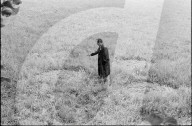 Eduard "Billy" Meier, Ufo-Experte, zeigt Abdruck der Ufo-Landung, 1976