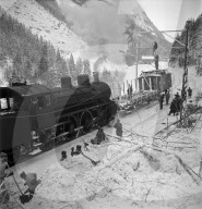 Gotthard-Strecke durch Lawinen blockiert, 1944