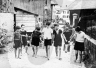 Knaben im Dorf, circa 1944