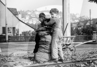 Knaben sammeln dürres Laub, circa 1944