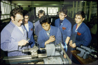 Jugend bei der Arbeit: Feinmechaniker-Lehrlinge und Lehrmeister
