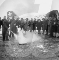 Demonstrierte Brandlöschung während Stewardessenausbildung der Swissair 1948