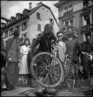 Frau mit Damenvelo, Velomarkt Zürich 1948