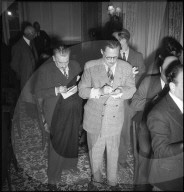 Die Presse lauscht einer Erklärung von Leopold von Belgien, Genf 1950