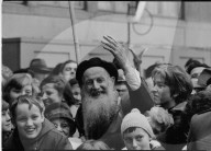 Friedensapostel Max Dätwyler wartet auf König Olav von Norwegen, Zürich 1968