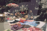 Flohmarkt in Zürich, 1972: Kleider