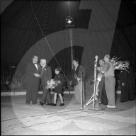 Rolf Knie sen. und Charles Chaplin mit seinem Doppelgänger Charlot im Zirkus Knie, 1954