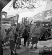 Frutigen, Touristen unterwegs zum Wintersport; 1946