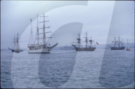 Historische Segelschiffe beim Auslaufen aus dem Londoner Hafen