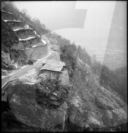 Erdrutsch im Maggiatal; Sprengung zur Freilegung der Strasse wird vorbereitet; 1950