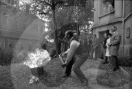 Ringier Bilderdienst: Feuerlöschprobe in Pfisters Garten, 1969