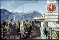 Militärradfahrer werden per Schiff verschoben, 1991