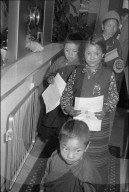 Ankunft der ersten tibetischen Flüchtlinge in der Schweiz, Kloten 1961