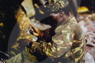 Flüchtlingselend in Ruanda 1994: Soldat gibt Flüchtling zu essen