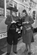 Frau wird in Zürich als Tramkondukteurin ausgebildet, 1939
