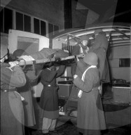Soldatinnen transportieren eine Simulantin, Luzern 1950