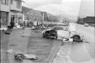 Auto fährt in Tankstelle und zerstört Zapfsäulen, 1970