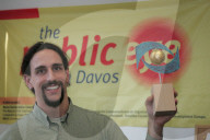 Matthias Herfeldt zeigt Trophäe der "Public Eye Awards 2004", 2005