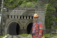 Simplontunnel 2006: André Julier vor den beiden Tunnelröhren in Iselle di Trasquera (I)