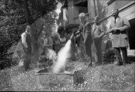 Ringier Bilderdienst: Feuerlöschprobe in Pfisters Garten, 1969