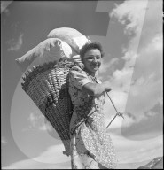 Bauernfrau mit Rückentragkorb, Bettmeralp 1952