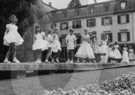 Kinder beim vorführen von Sommermode 1957