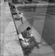 Genf: Menschen machen am Seeufer Pause; 1959