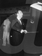 Cédric Dumont dirigiert sein Orchester in Basel 1949