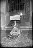 'Ostspion' Hans Fahrni vor dem Bundeshaus; abgeliefert durch Lenzlinger 1971