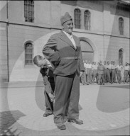 Frisch einberufener Rekrut wird eingekleidet; 1940