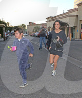 PEOPLE -  Kourtney Kardashian rennt ihrem Sohn Mason hinterher