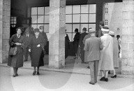 Frauen beim Verlassen von Wahllokal im Milchbuck-Schulhaus 1963