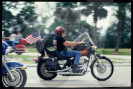 Motorradfahrer mit Hund in Daytona Beach, 1991
